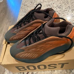 Yeezy 700 MNVN